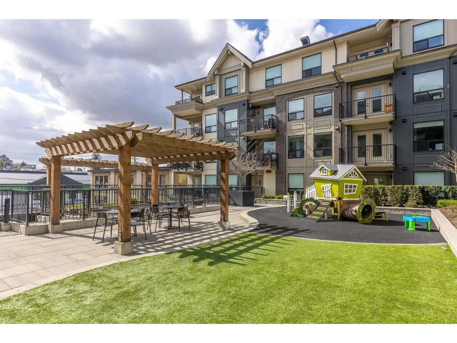 216-217 2493 MONTROSE AVENUE