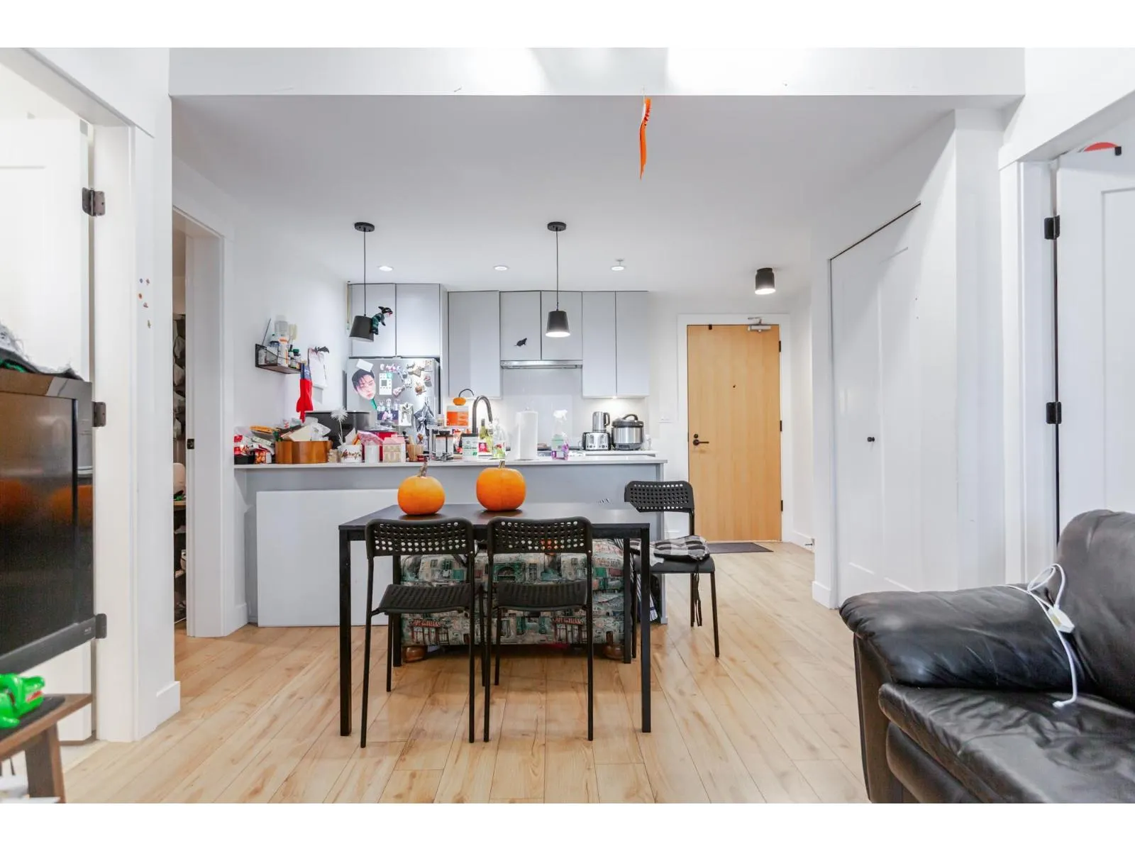 216-217 2493 MONTROSE AVENUE