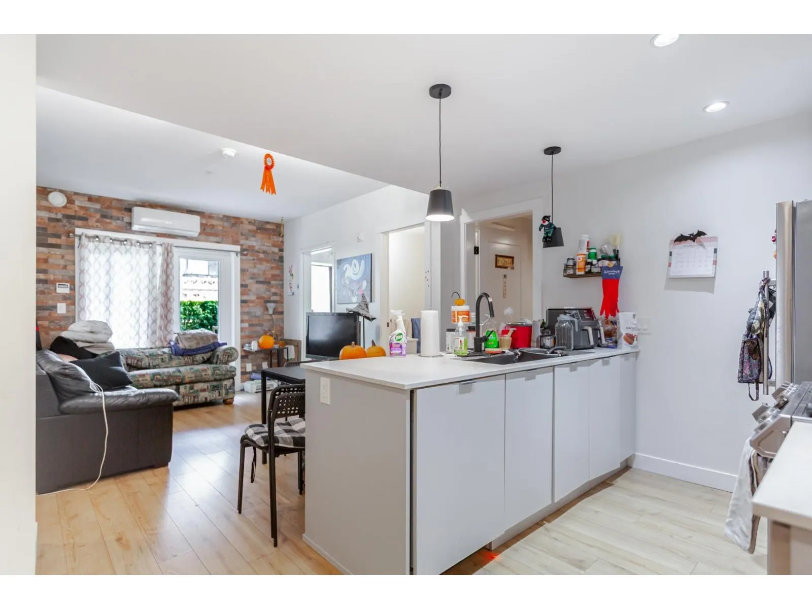216-217 2493 MONTROSE AVENUE