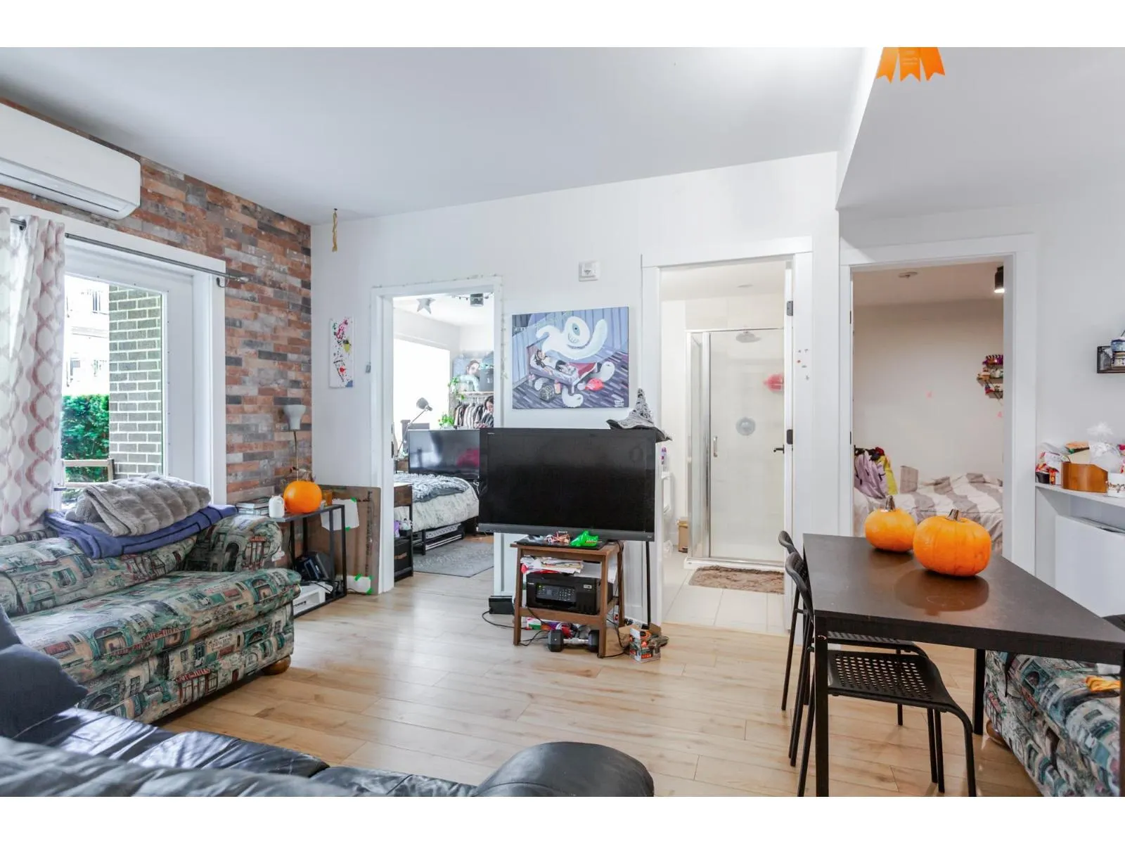 216-217 2493 MONTROSE AVENUE