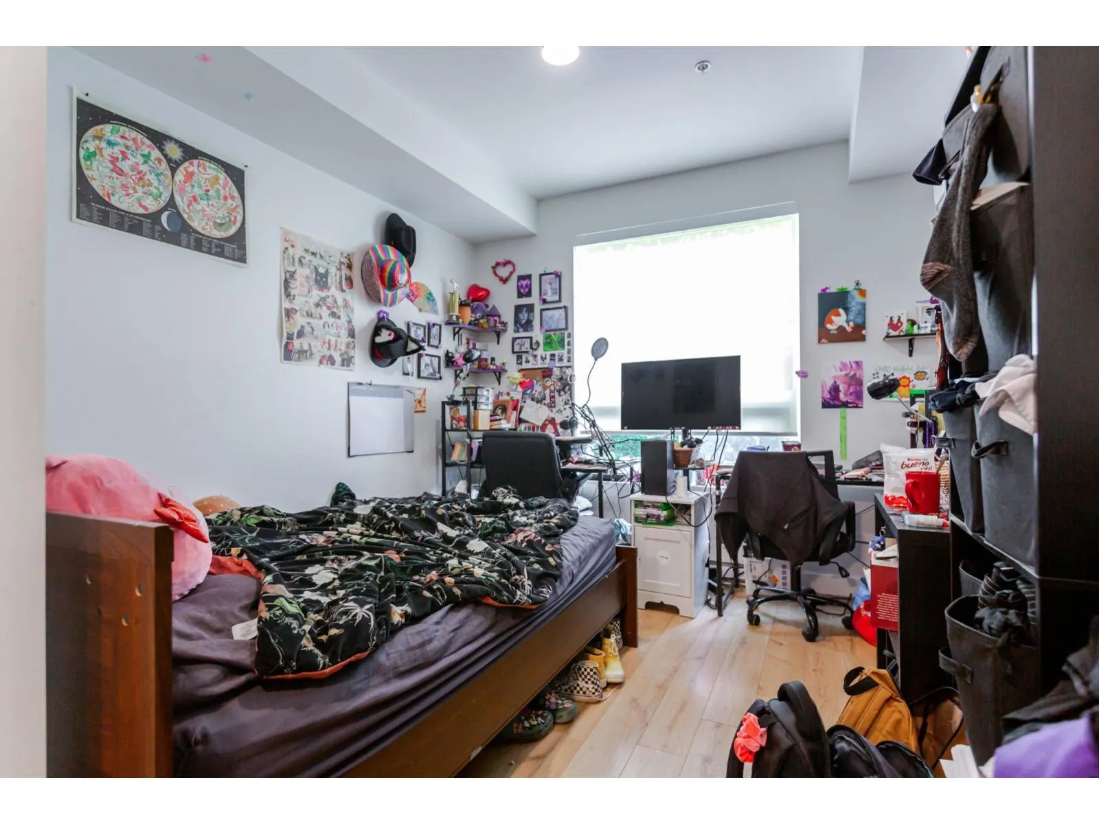 216-217 2493 MONTROSE AVENUE
