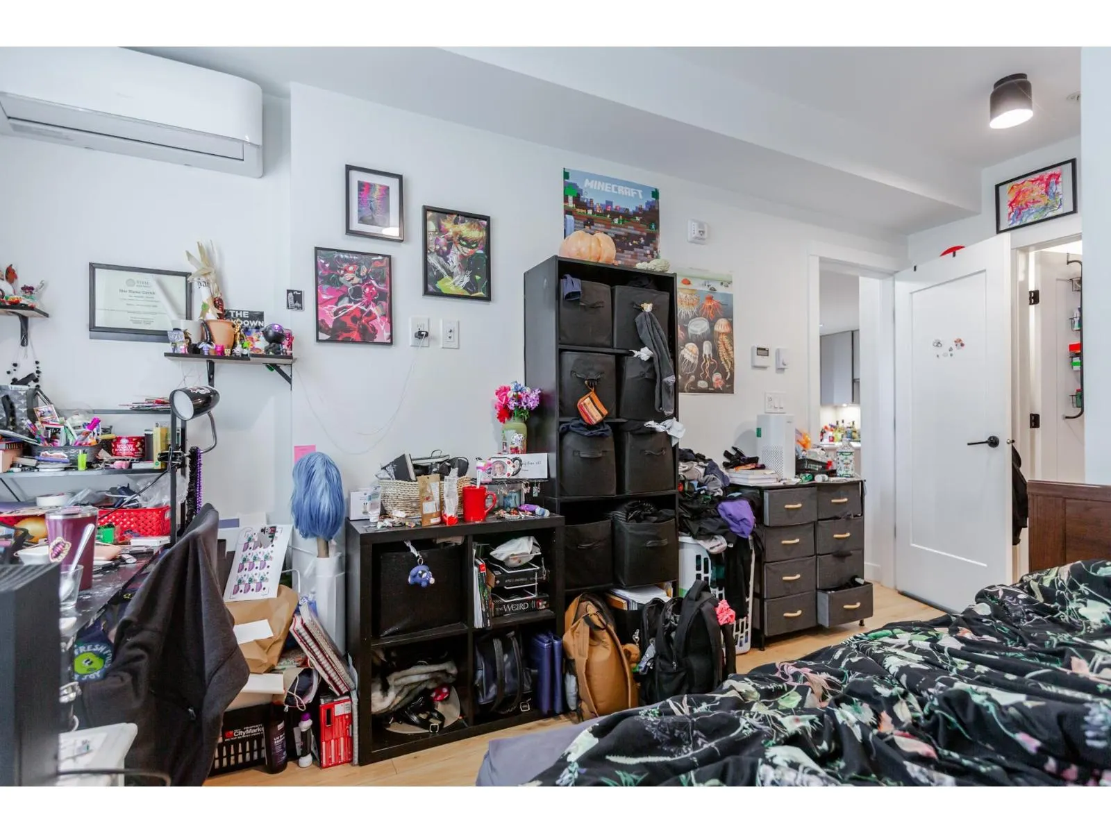 216-217 2493 MONTROSE AVENUE