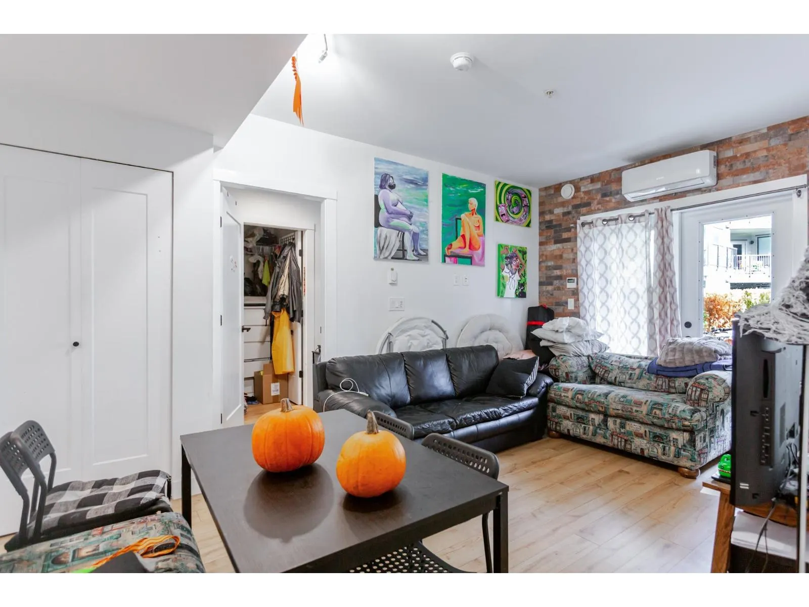 216-217 2493 MONTROSE AVENUE