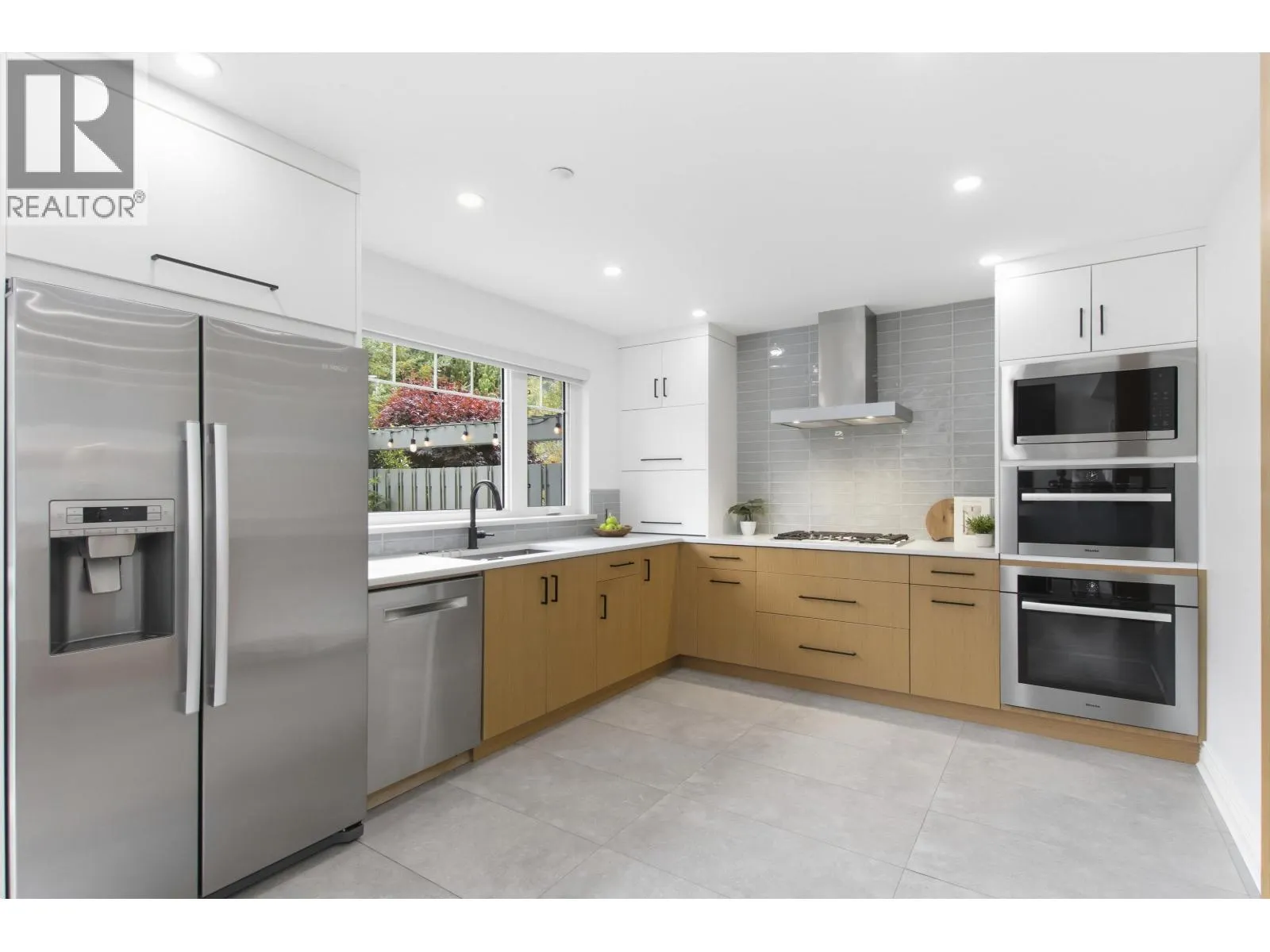 25 WHITECAP COURT