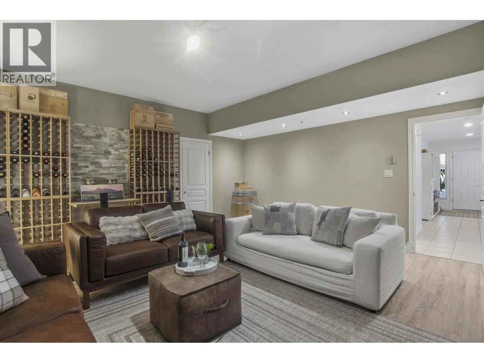 25 WHITECAP COURT