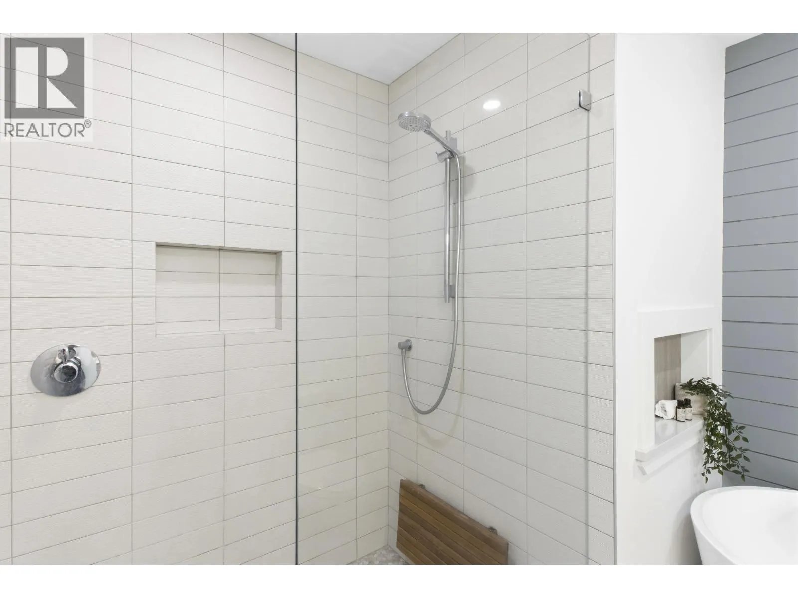 25 WHITECAP COURT