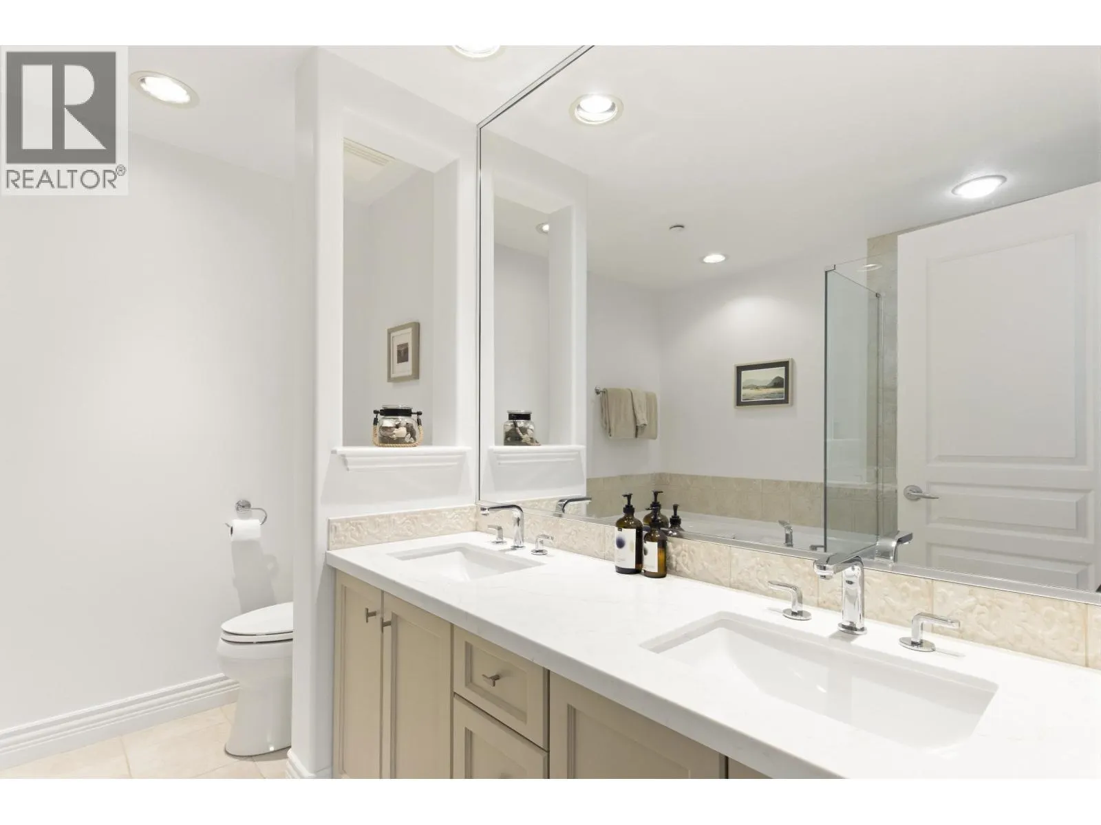 25 WHITECAP COURT