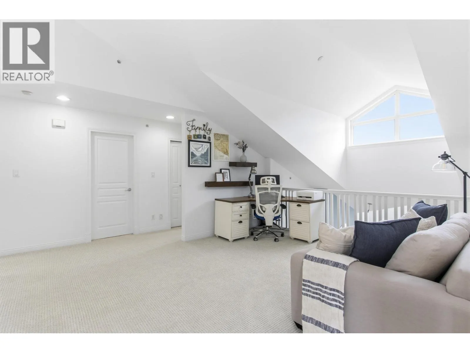 25 WHITECAP COURT