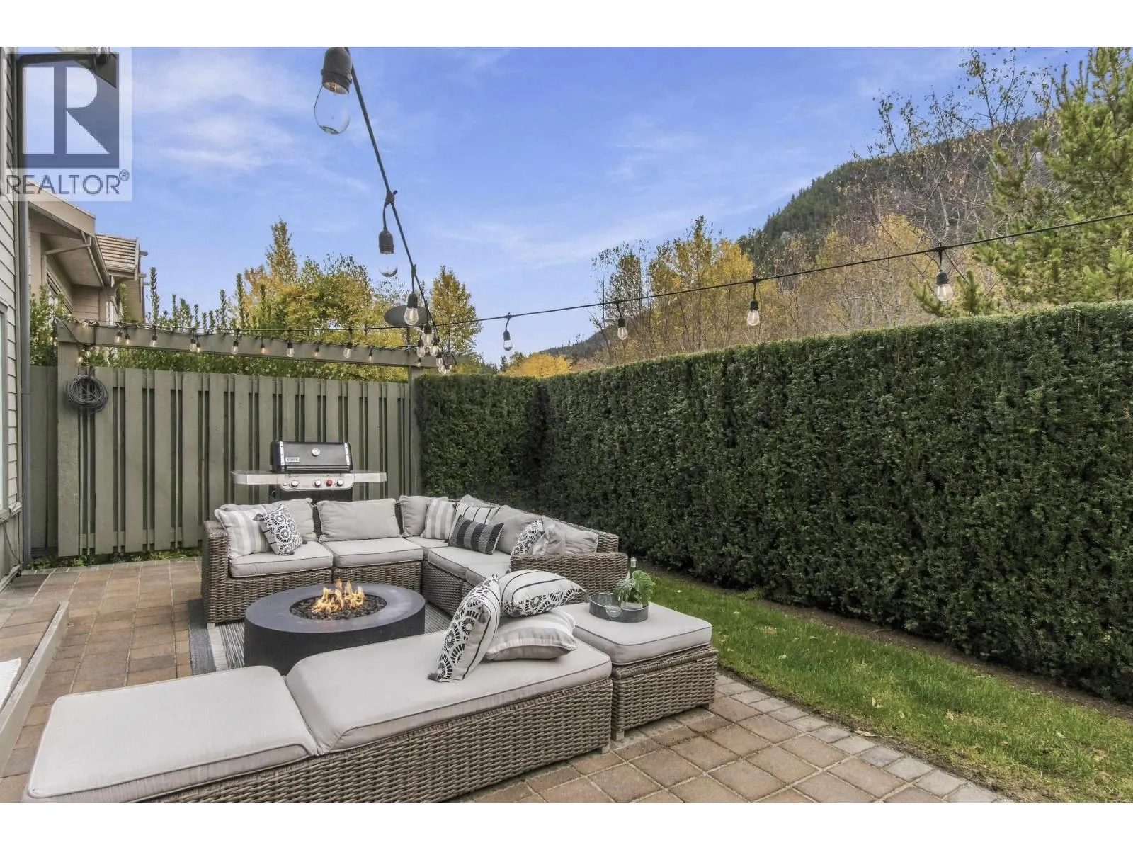 25 WHITECAP COURT