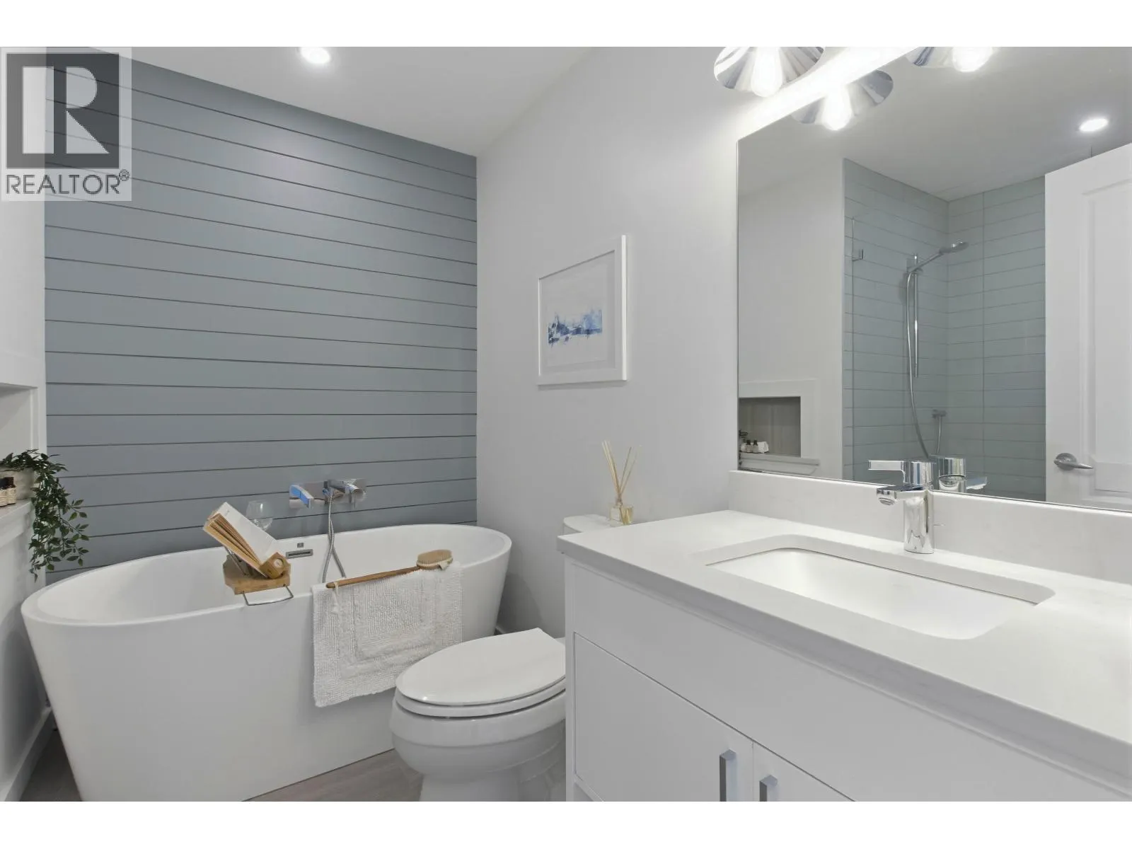 25 WHITECAP COURT