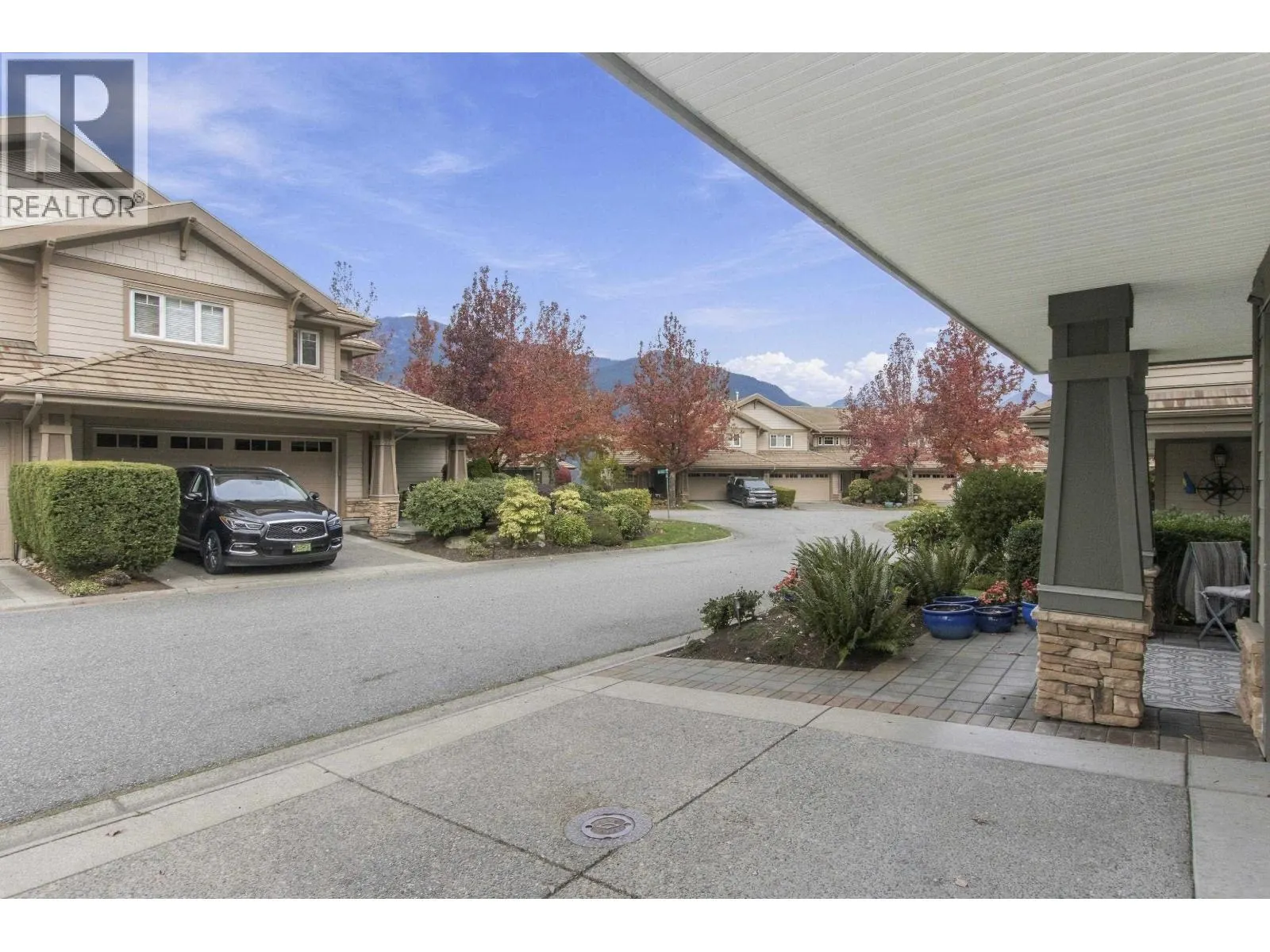 25 WHITECAP COURT