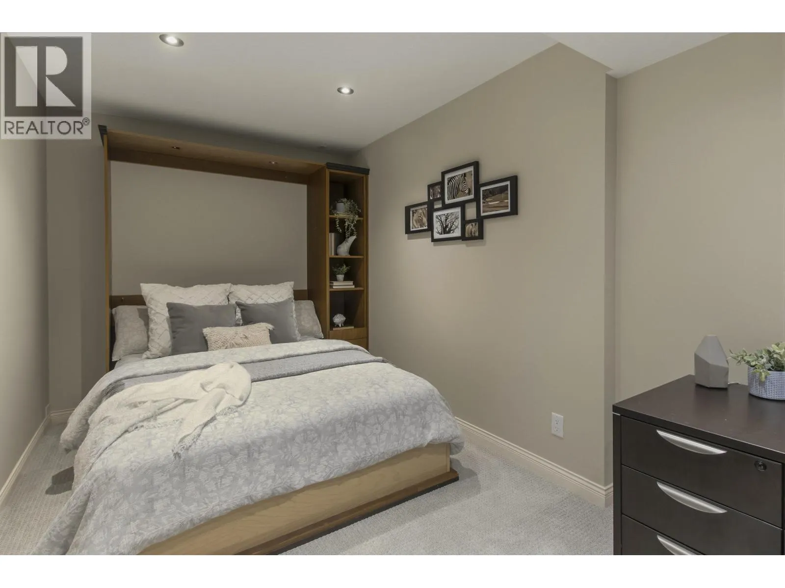 25 WHITECAP COURT