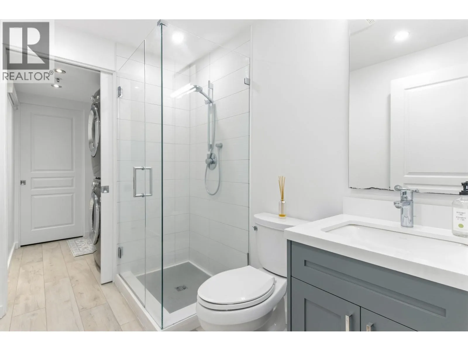 25 WHITECAP COURT