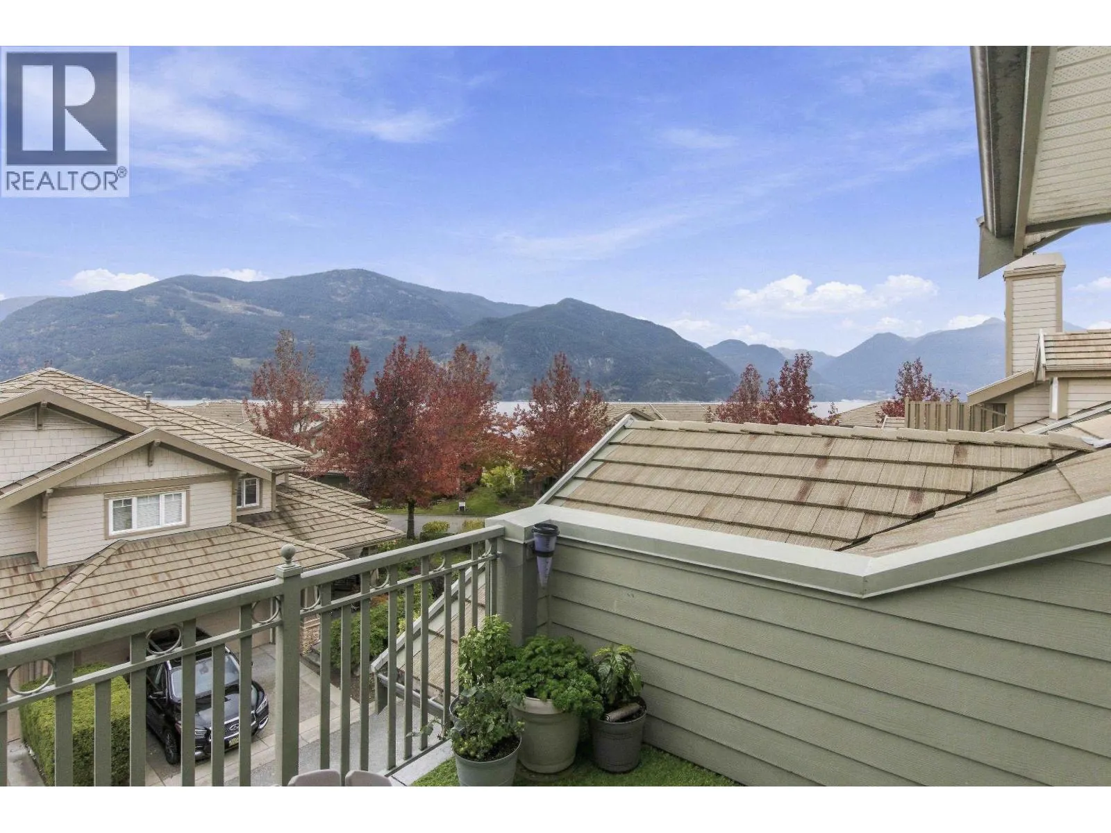 25 WHITECAP COURT