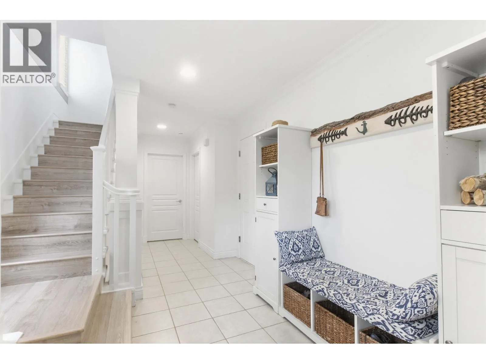 25 WHITECAP COURT