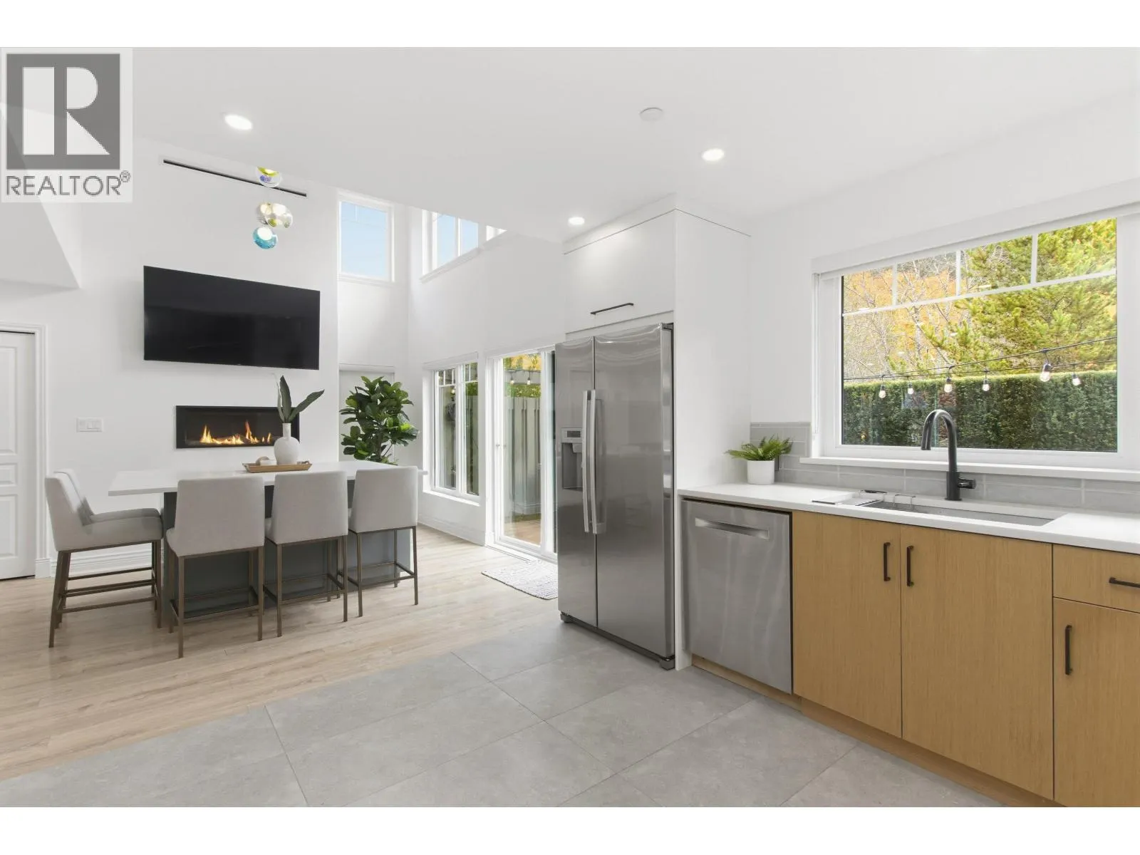 25 WHITECAP COURT