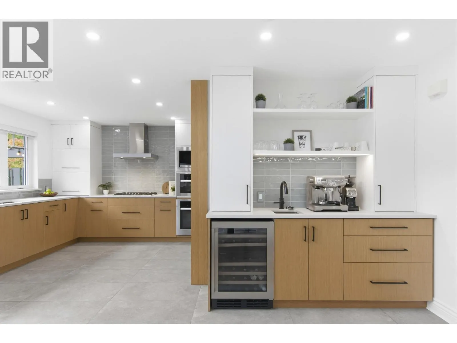25 WHITECAP COURT