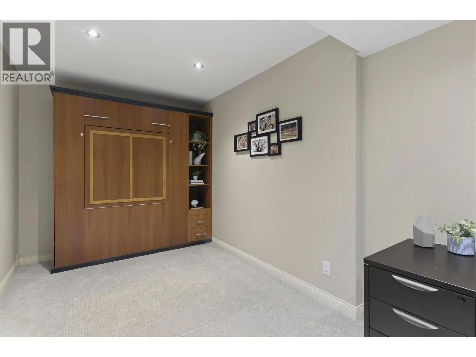 25 WHITECAP COURT