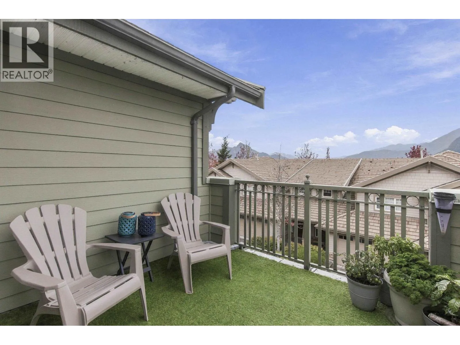 25 WHITECAP COURT