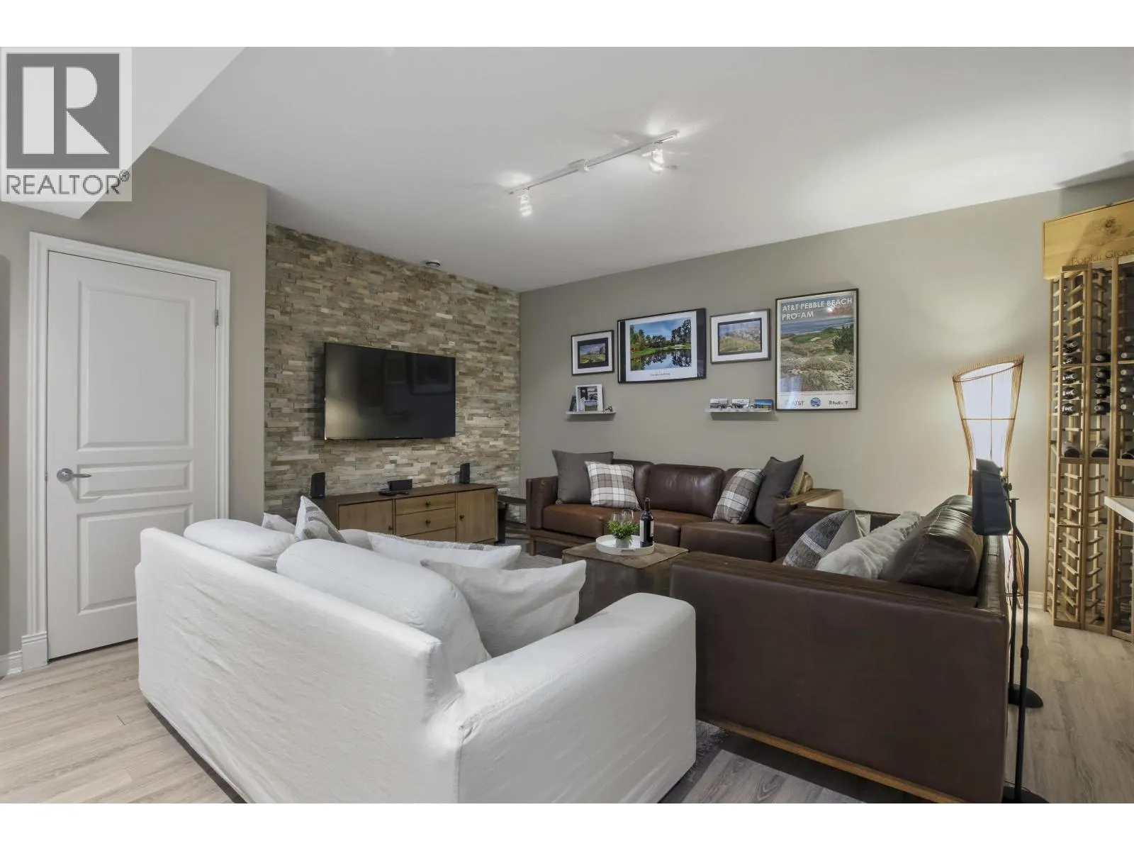 25 WHITECAP COURT