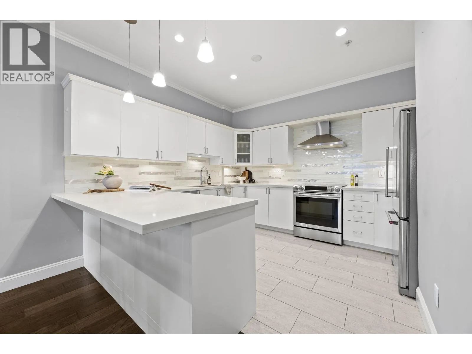 103 121 SHORELINE CIRCLE