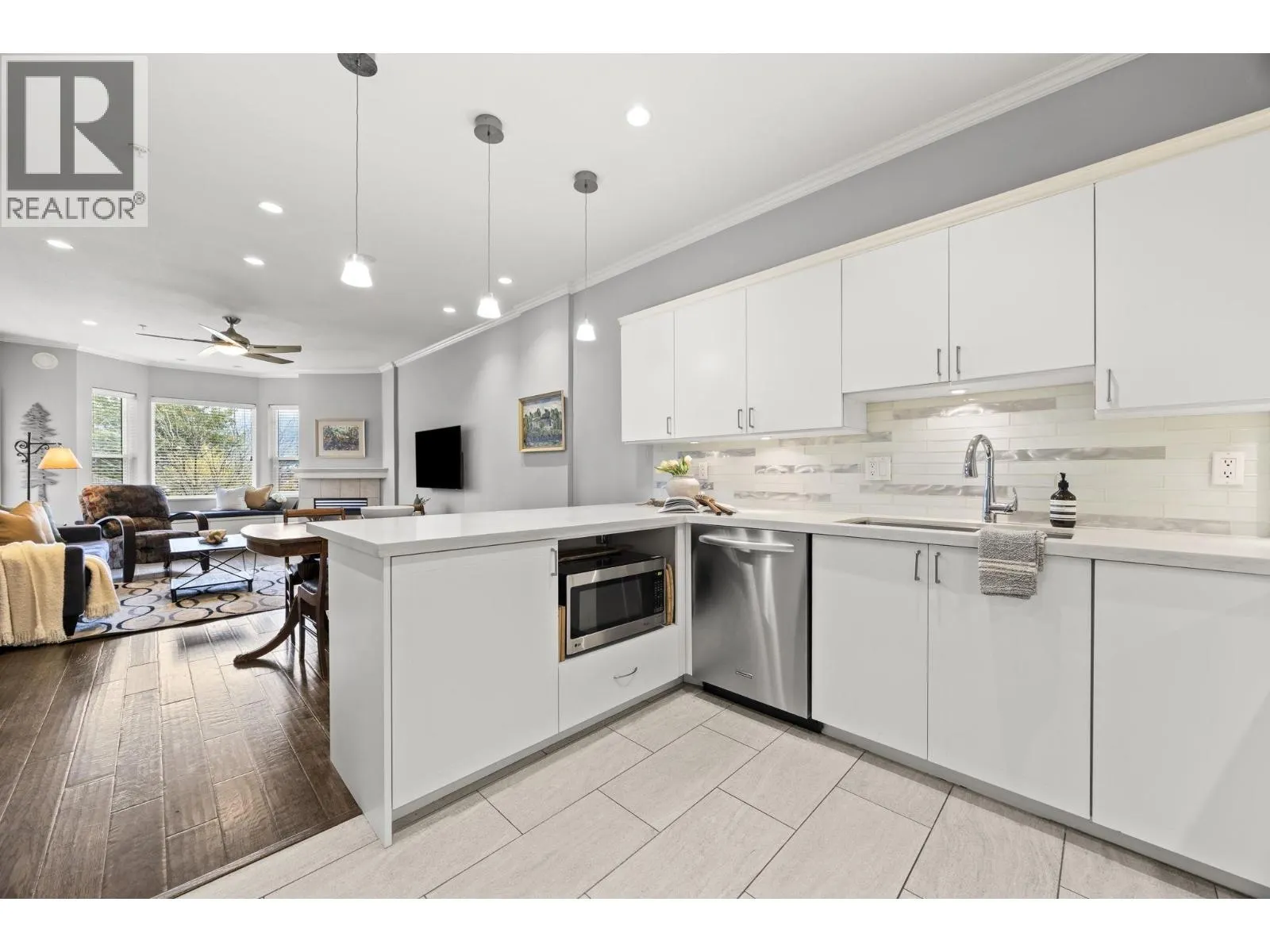 103 121 SHORELINE CIRCLE