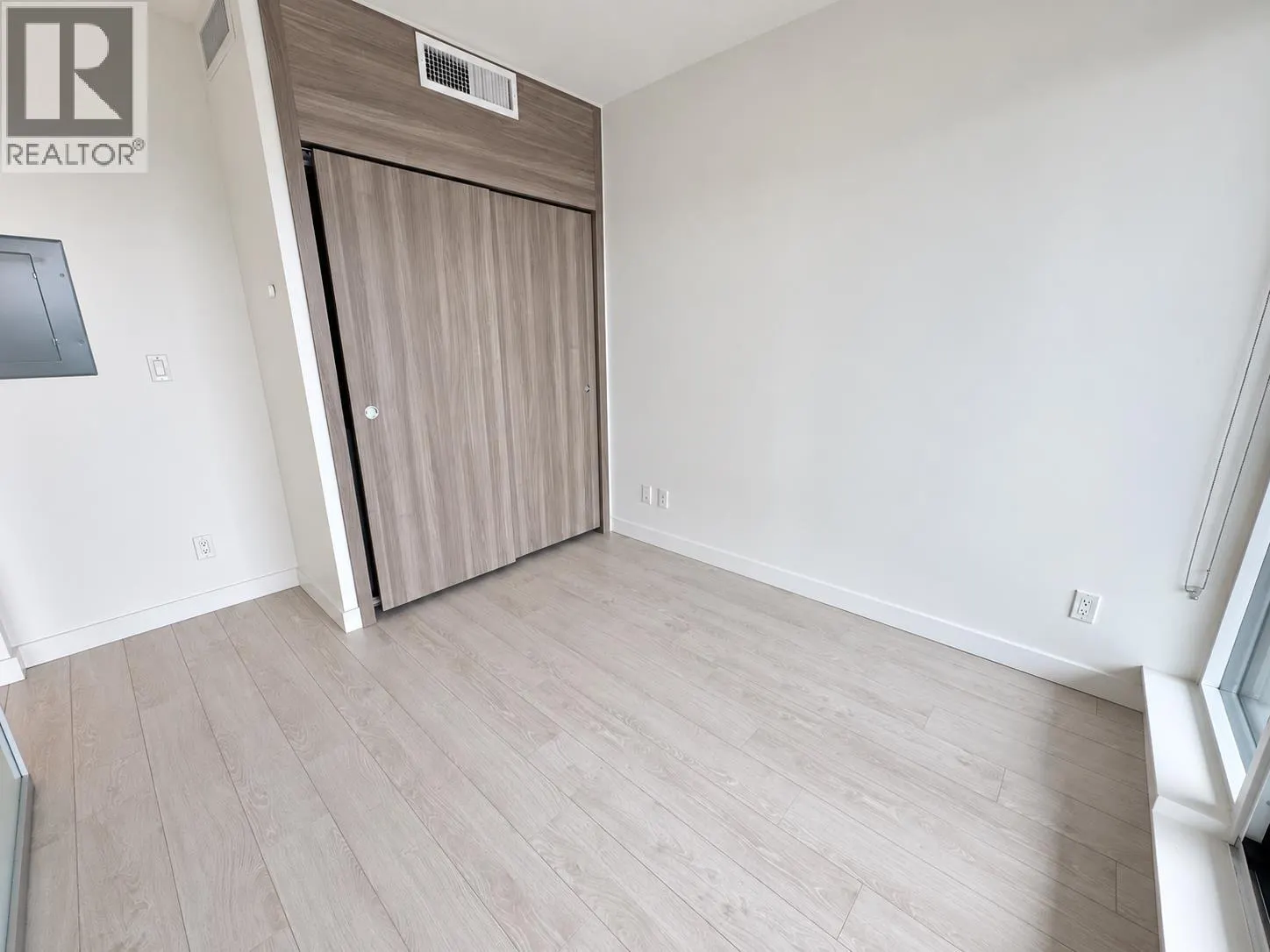 3409 4720 N LOUGHEED HIGHWAY