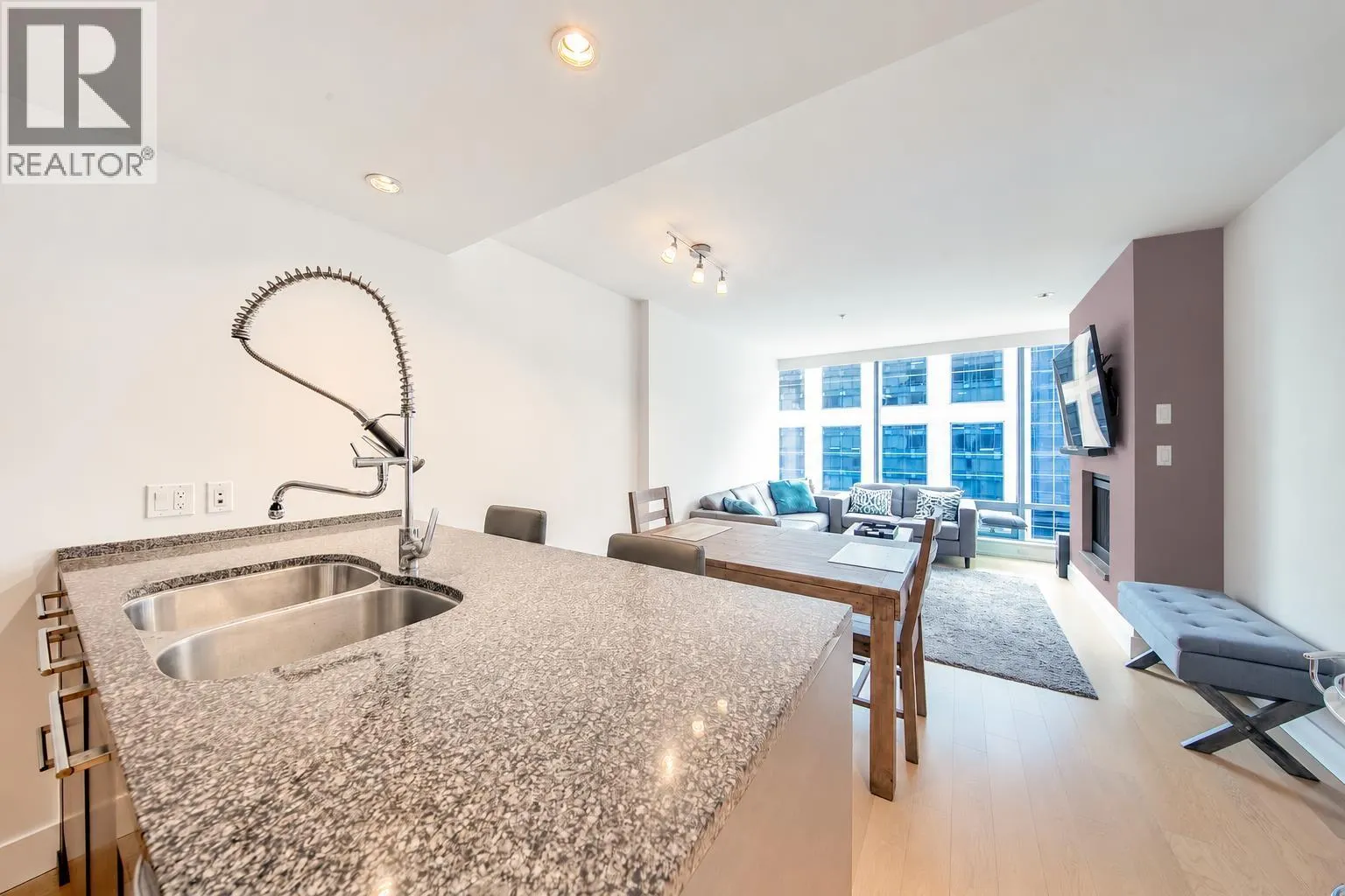 2504 1111 ALBERNI STREET