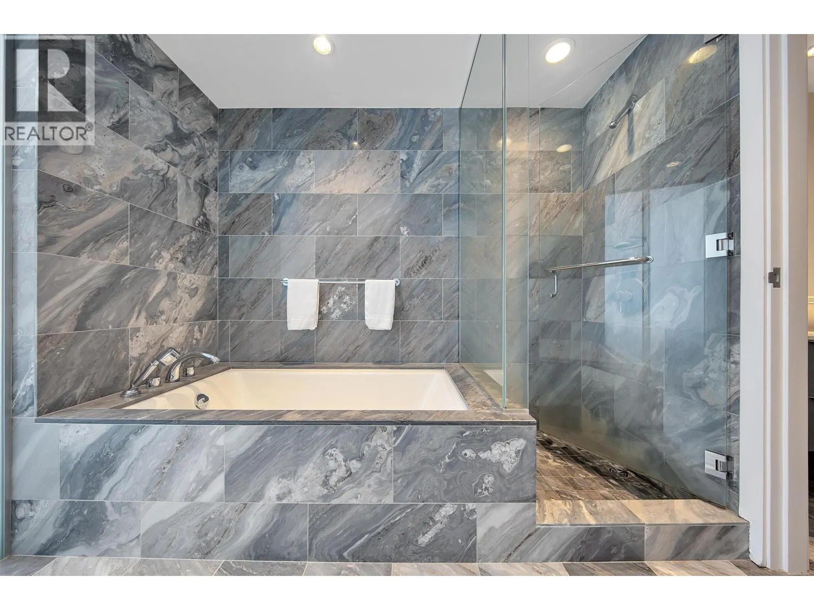 2504 1111 ALBERNI STREET