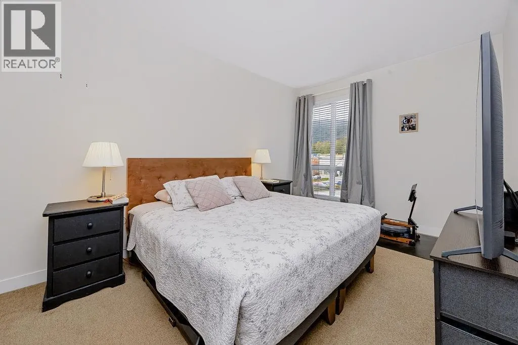 303 875 GIBSONS WAY