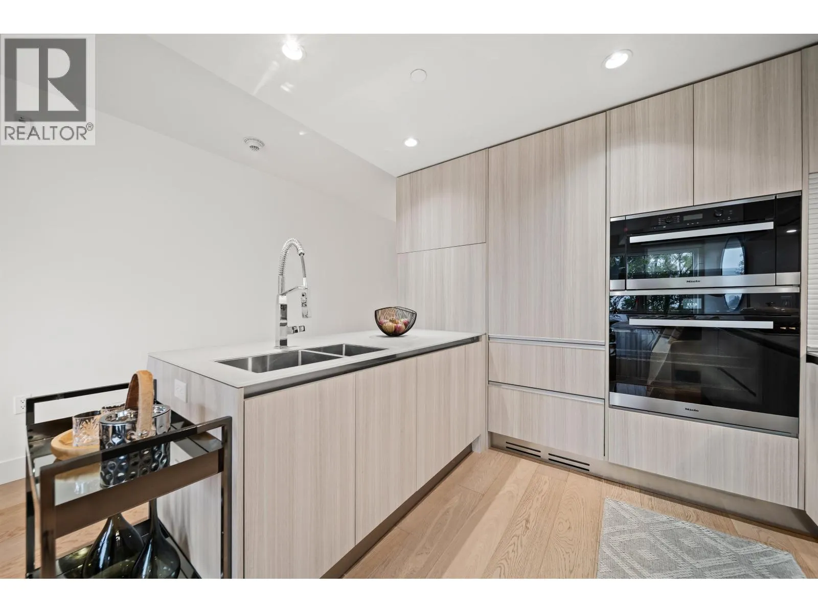 140 W WOODSTOCK AVENUE