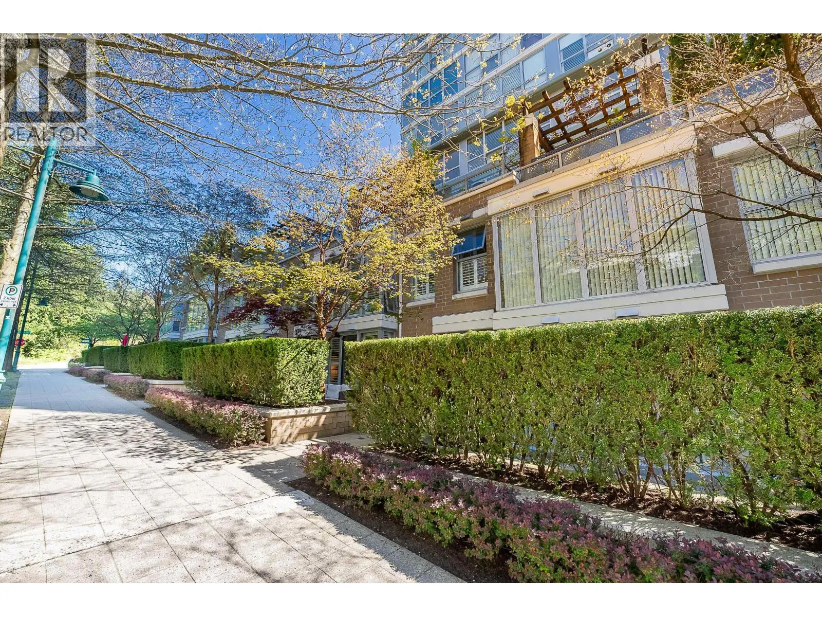3 290 NEWPORT DRIVE
