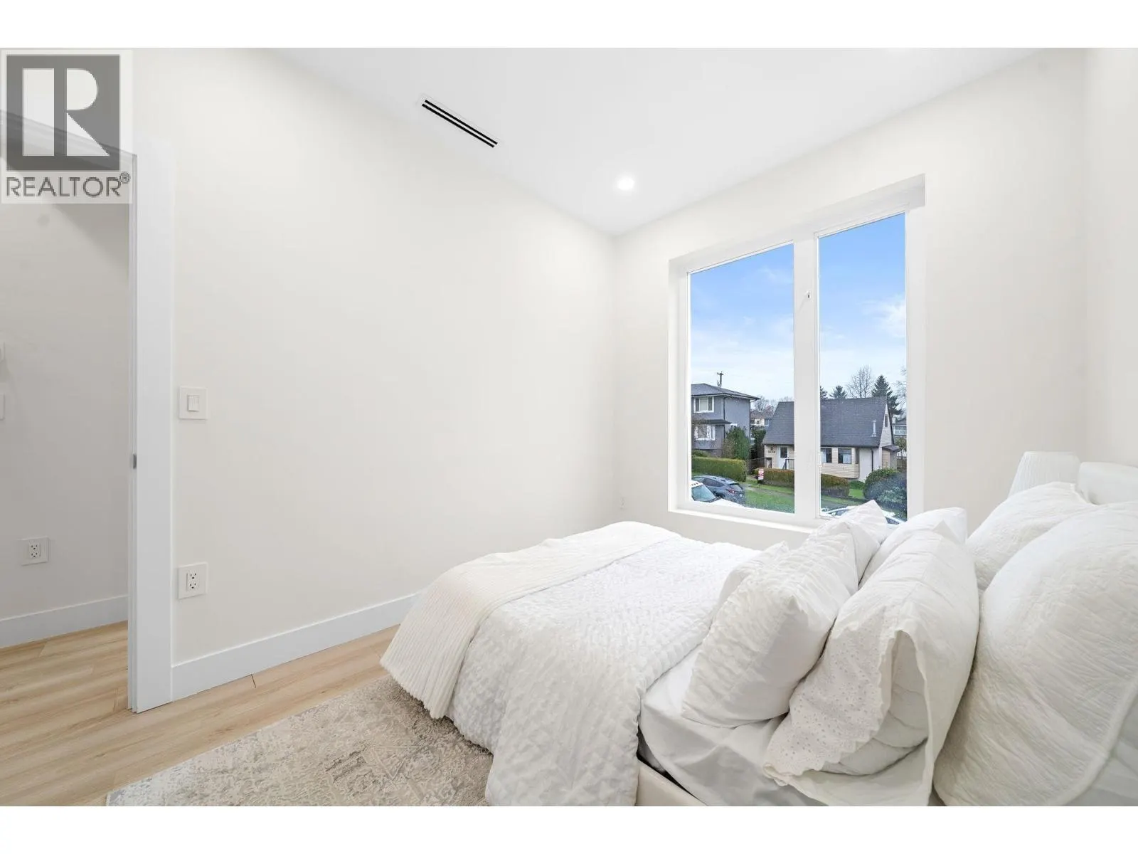 3 3581 HAIDA DRIVE