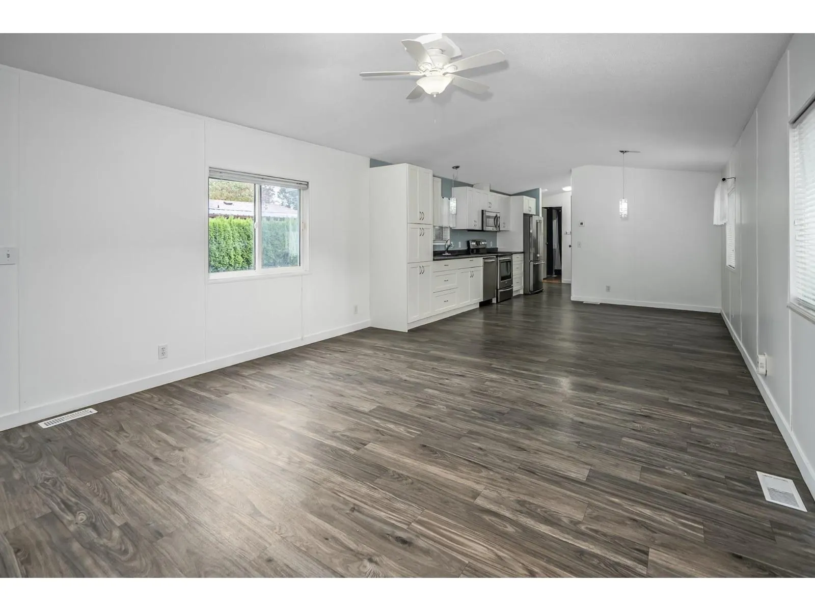 16 41168 LOUGHEED HIGHWAY