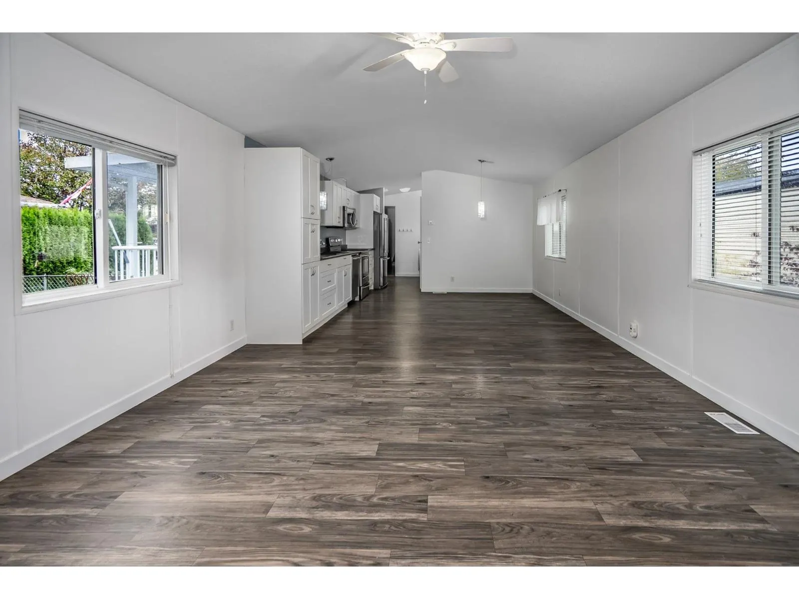 16 41168 LOUGHEED HIGHWAY