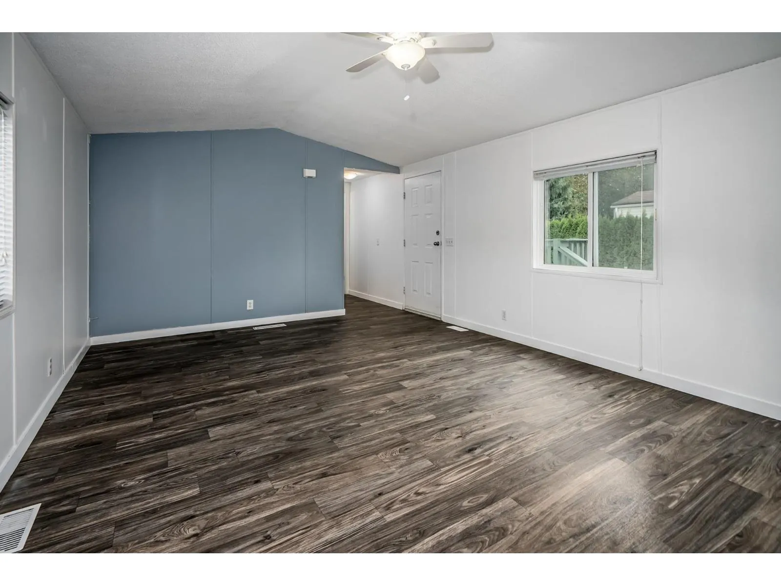 16 41168 LOUGHEED HIGHWAY