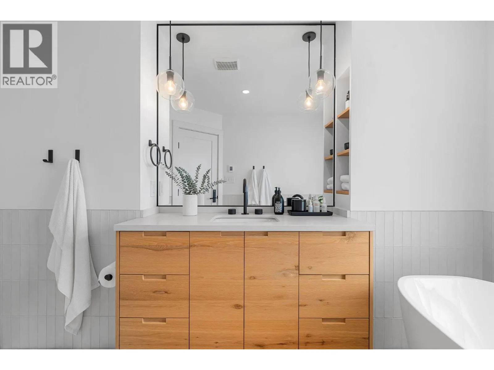 1 224 W 16TH STREET
