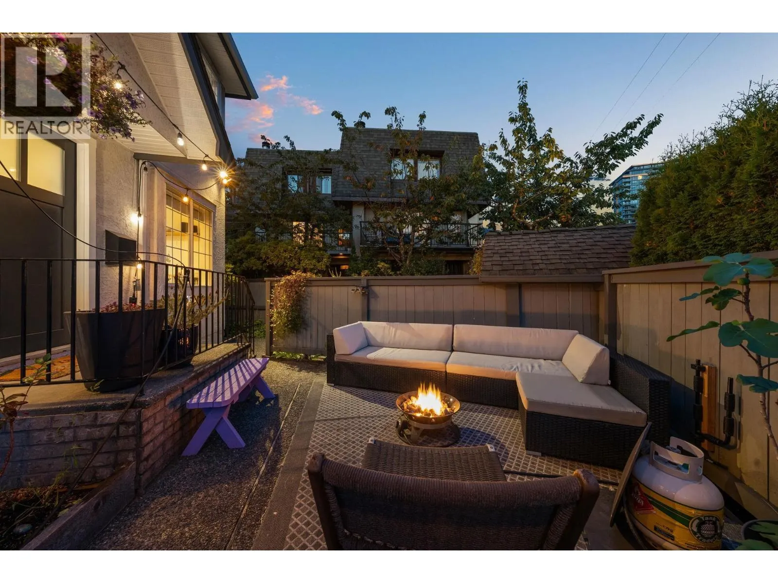 1 224 W 16TH STREET