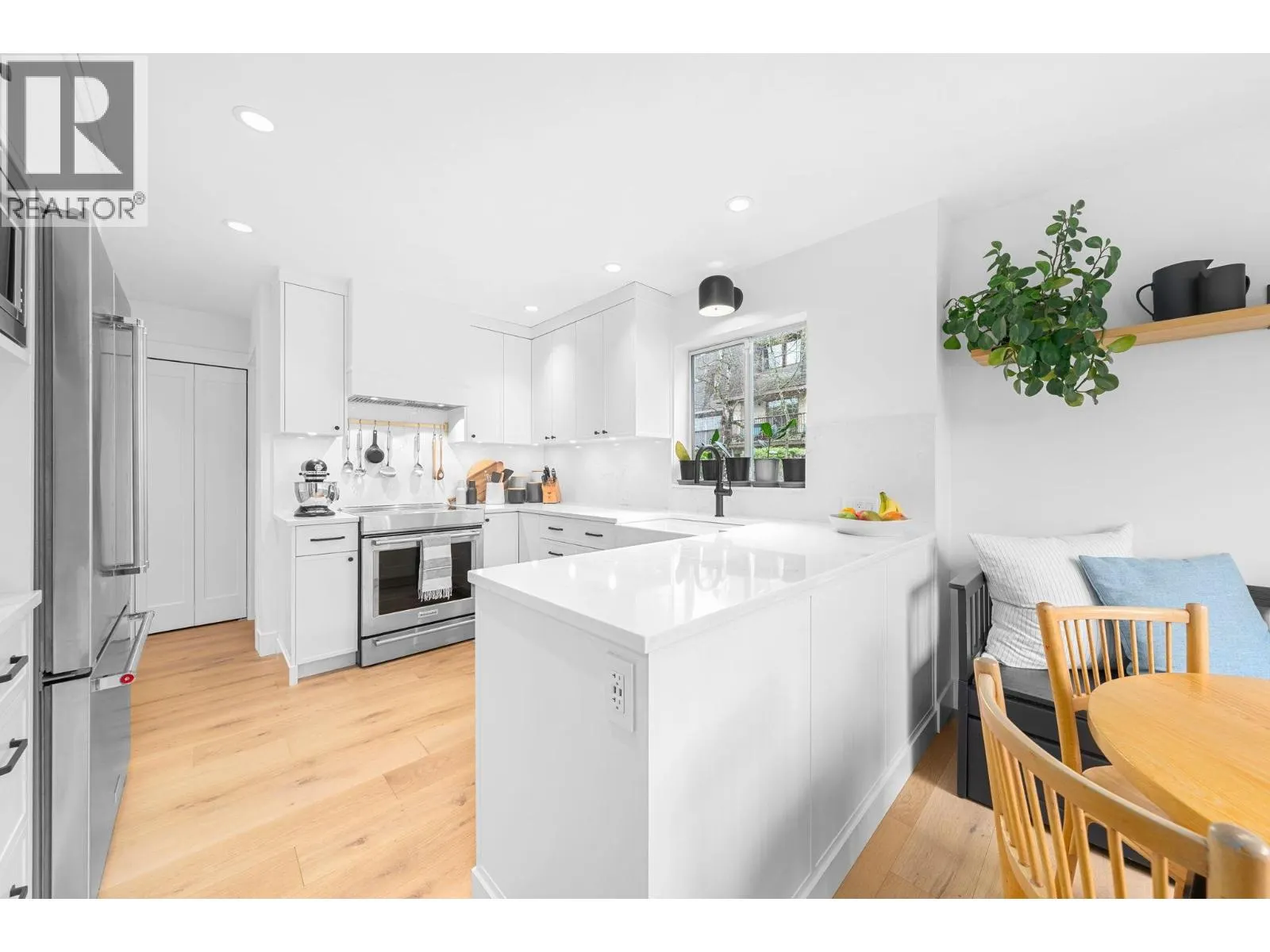 1 224 W 16TH STREET