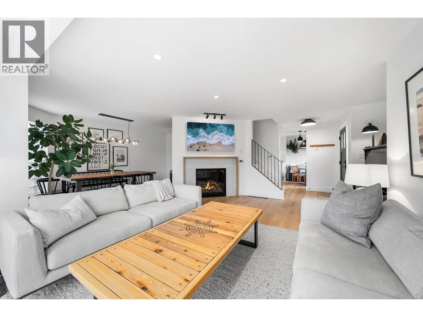 1 224 W 16TH STREET