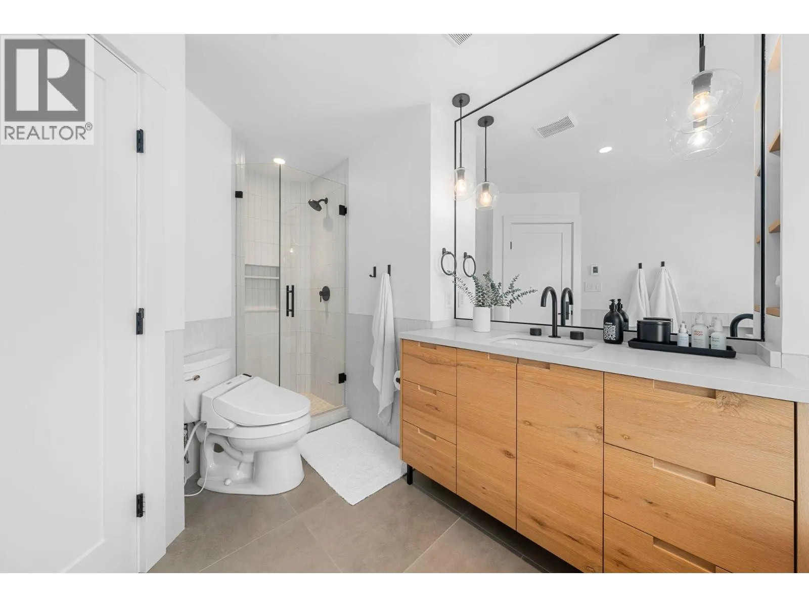 1 224 W 16TH STREET