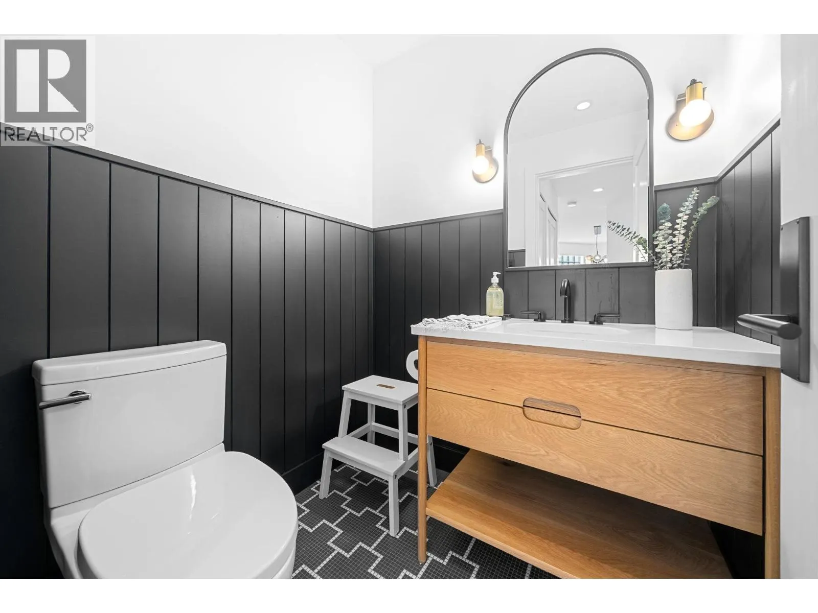 1 224 W 16TH STREET