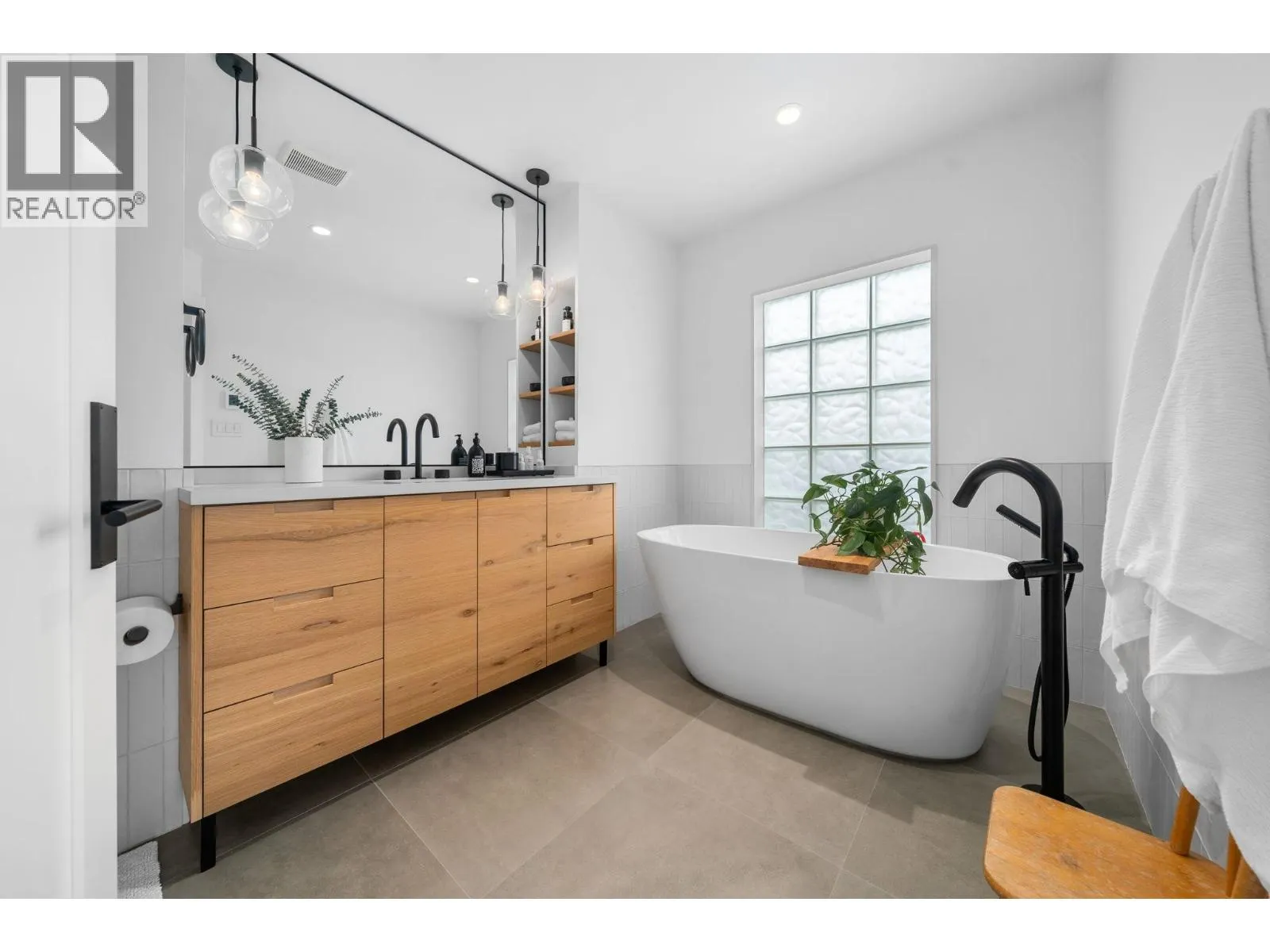 1 224 W 16TH STREET
