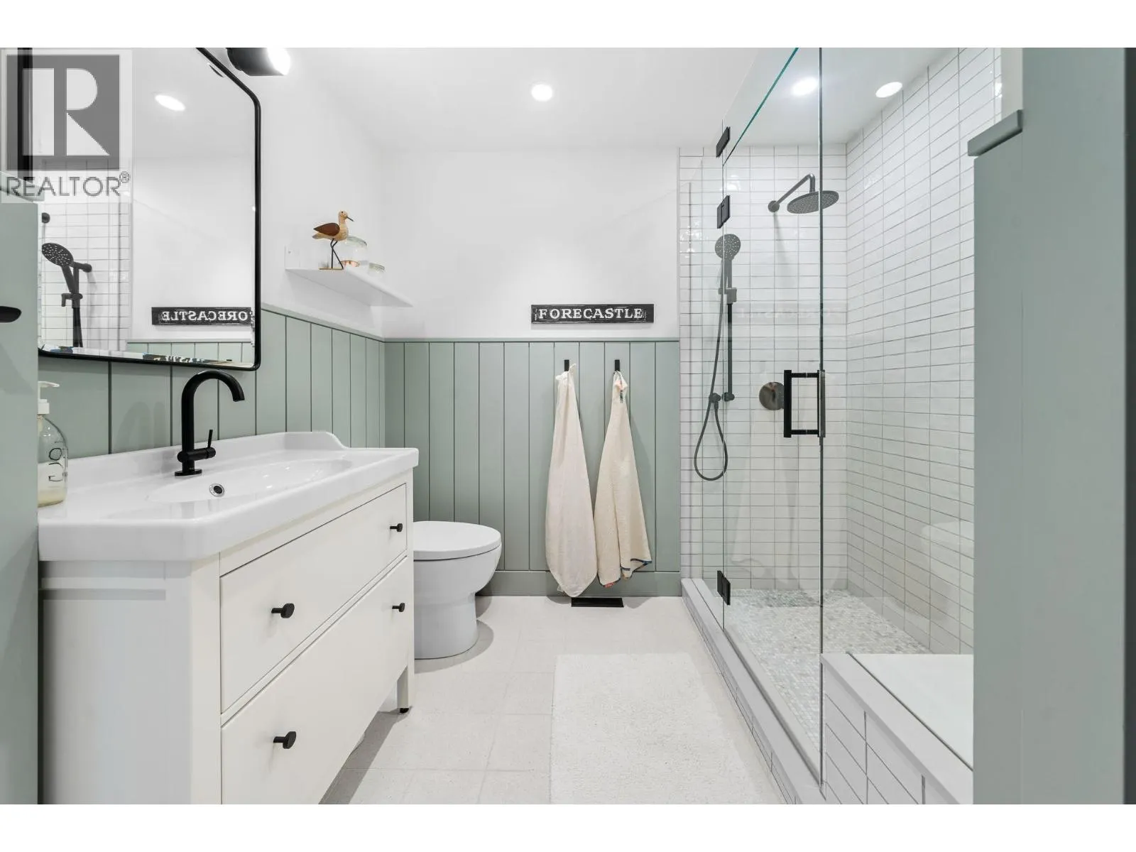 1 224 W 16TH STREET
