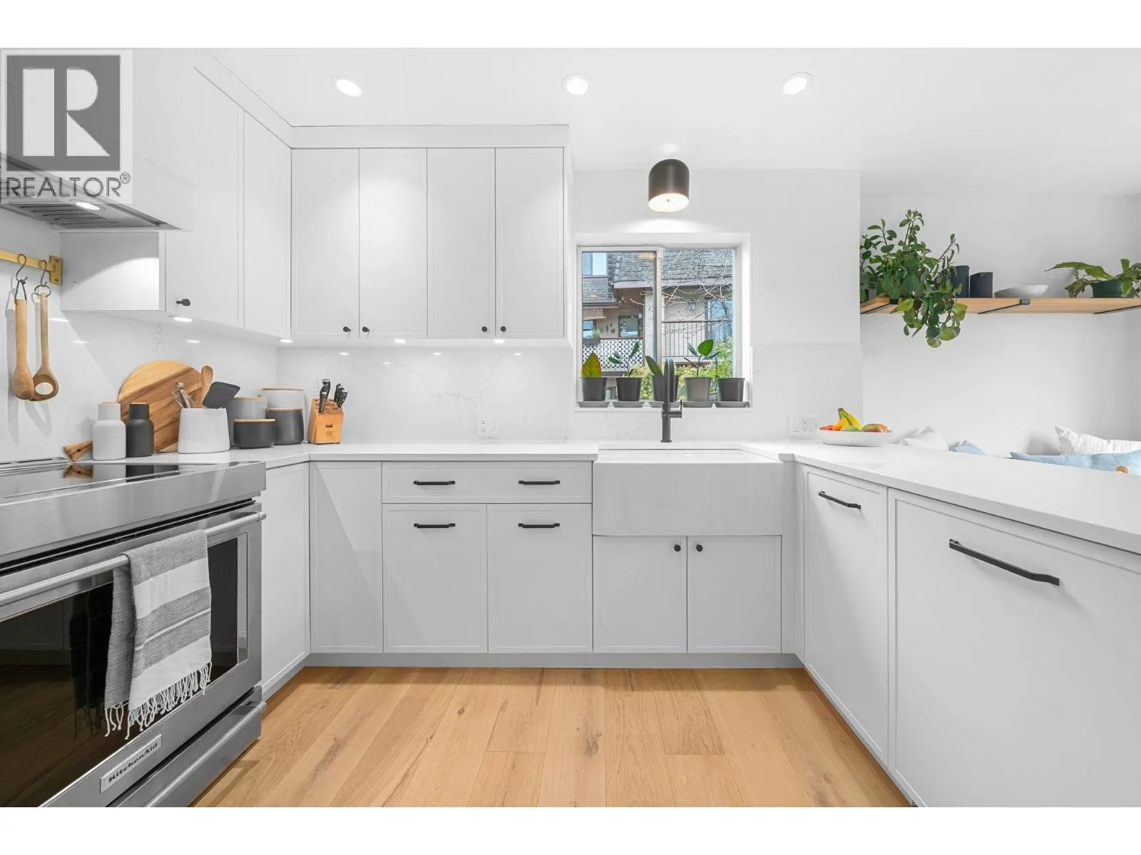1 224 W 16TH STREET