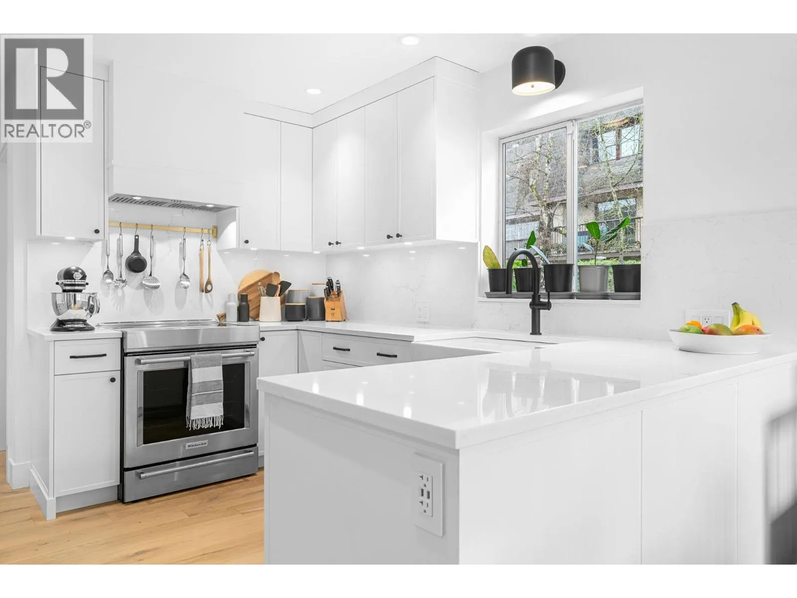 1 224 W 16TH STREET