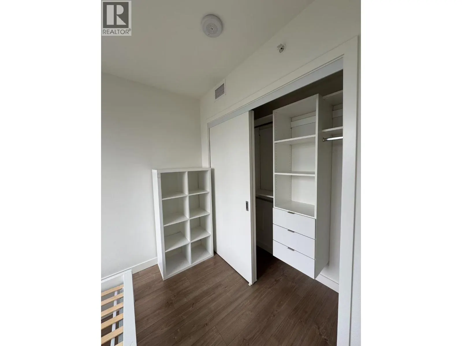 1307 595 AUSTIN AVE