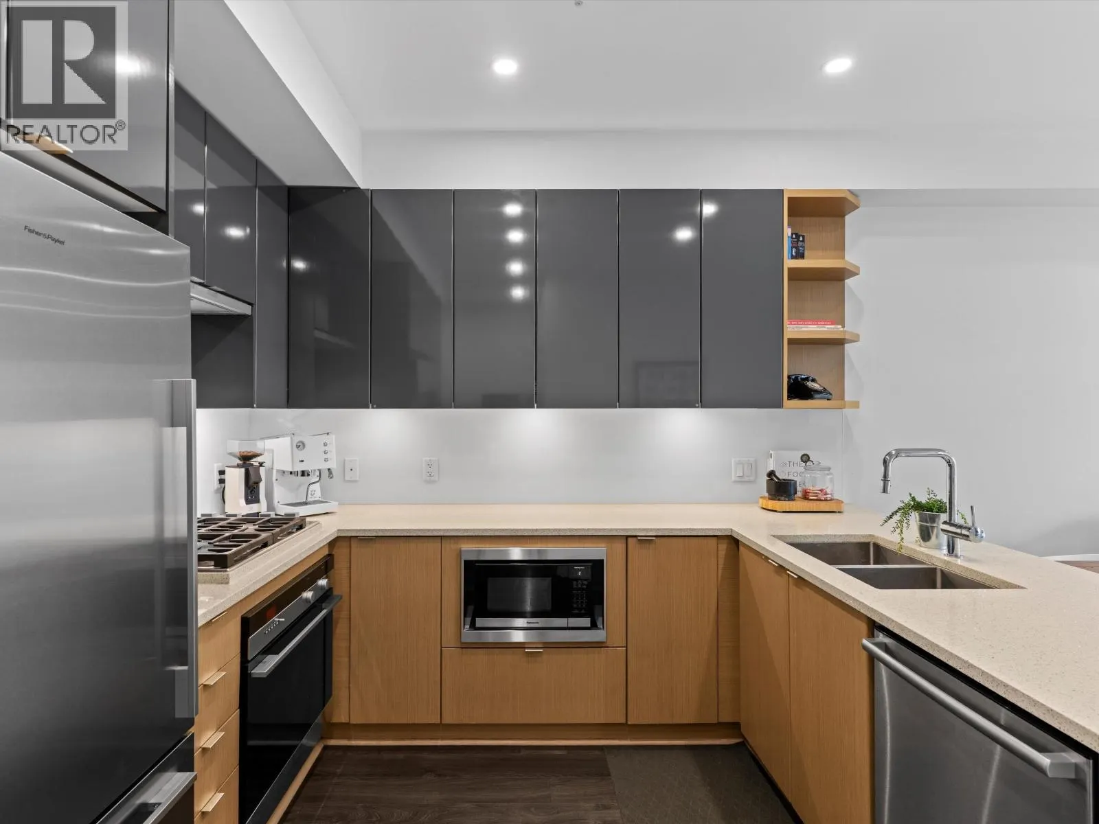 302 2528 COLLINGWOOD STREET