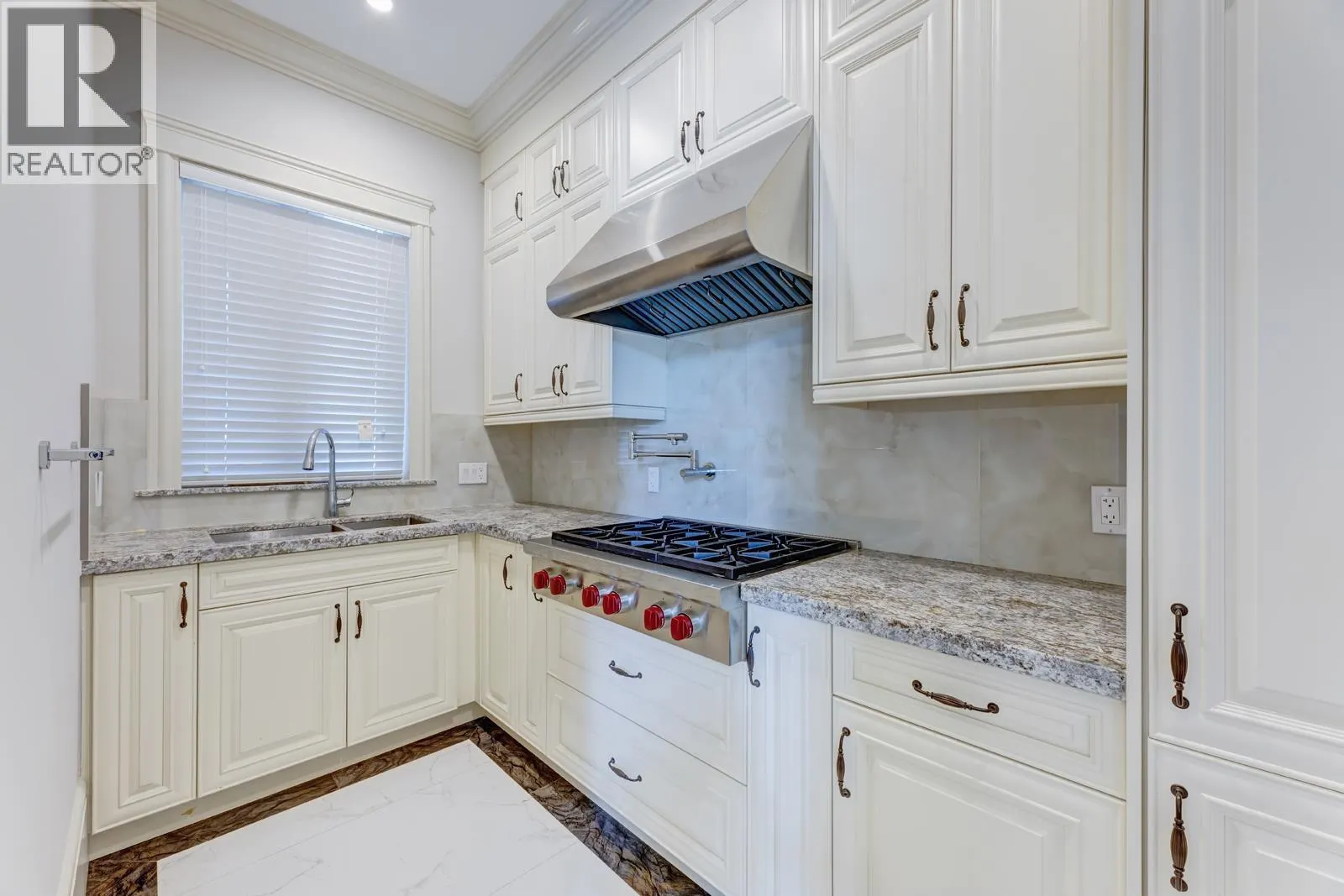 7991 SUNNYHOLME CRESCENT