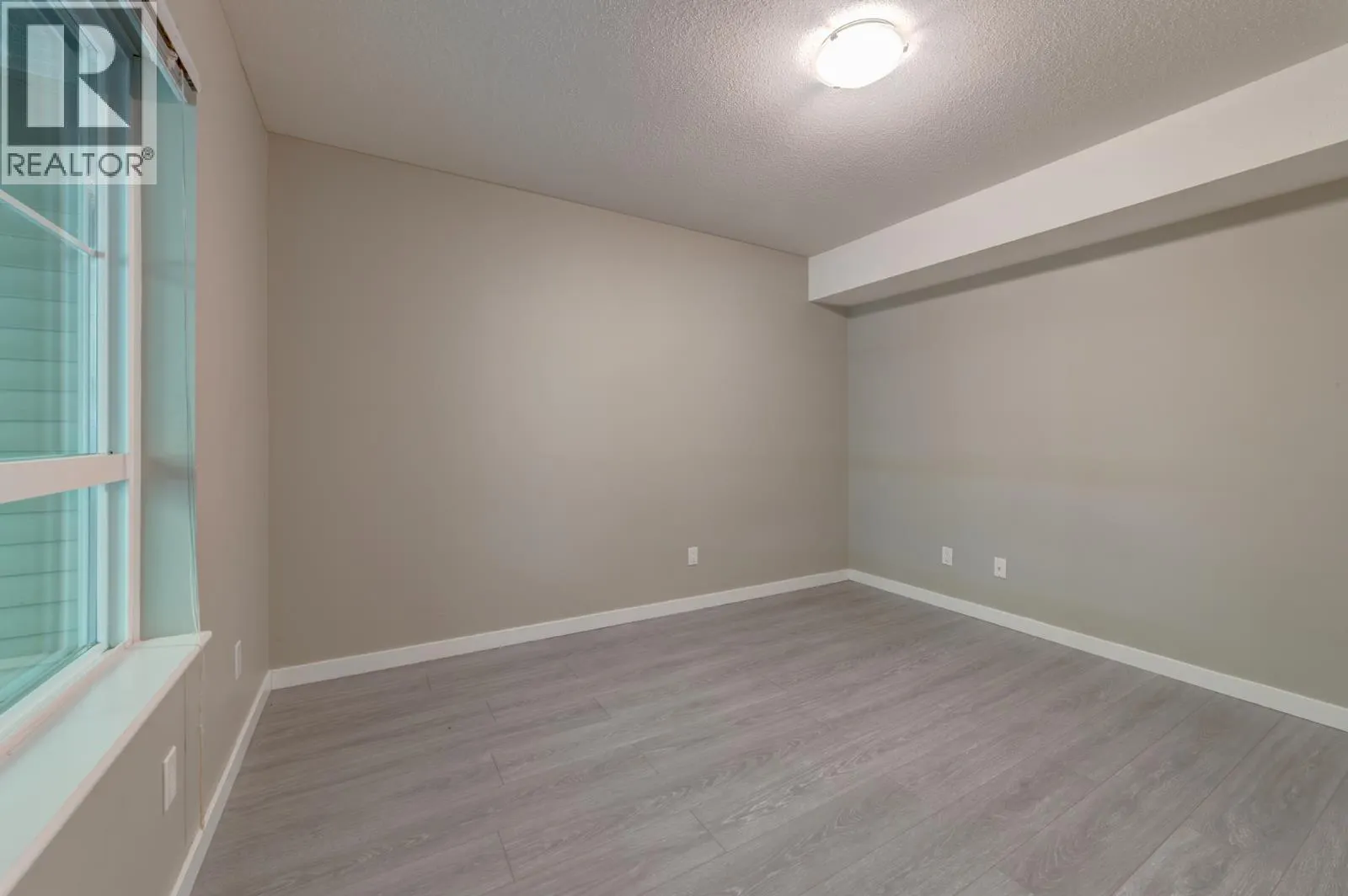 84 1380 PINETREE WAY